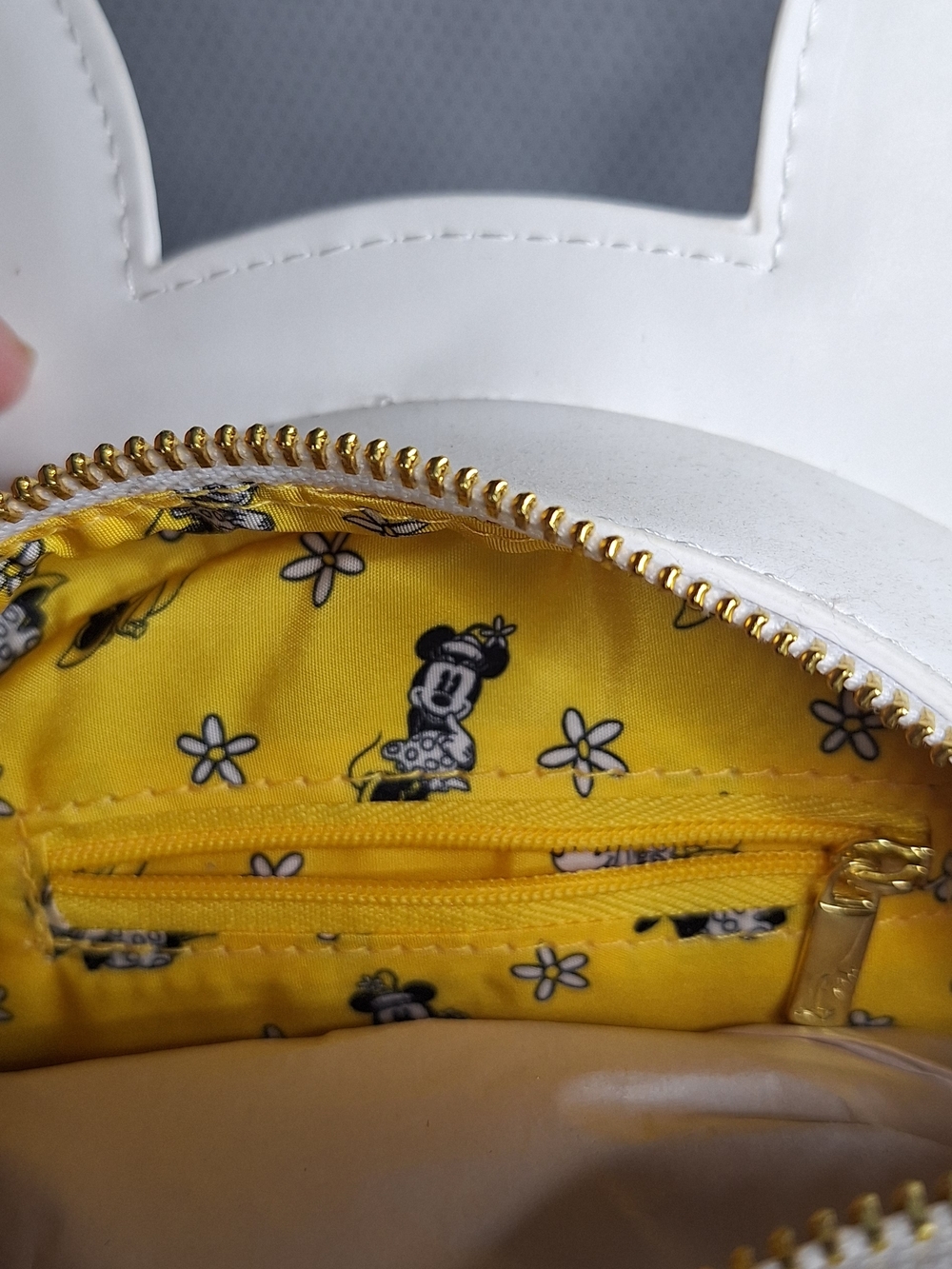 Loungefly Disney Minnie Mouse Daisy Crossbody‎ Bag- Daisy Petals, Yellow Center - Picture 6 of 9